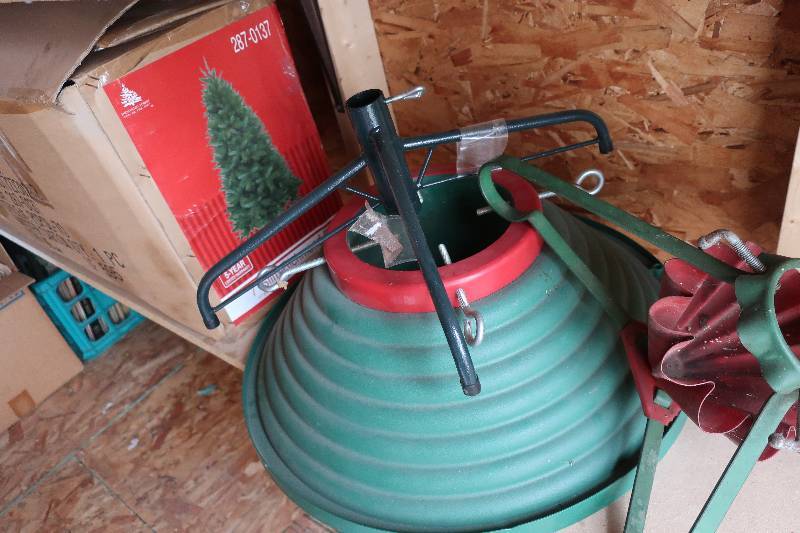 lot 99 image: Christmas tree