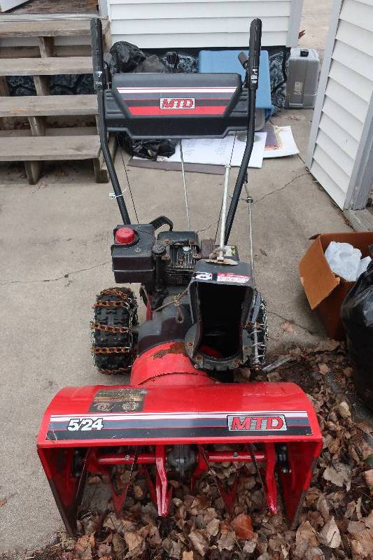 lot 100 image: MTD Snowblower