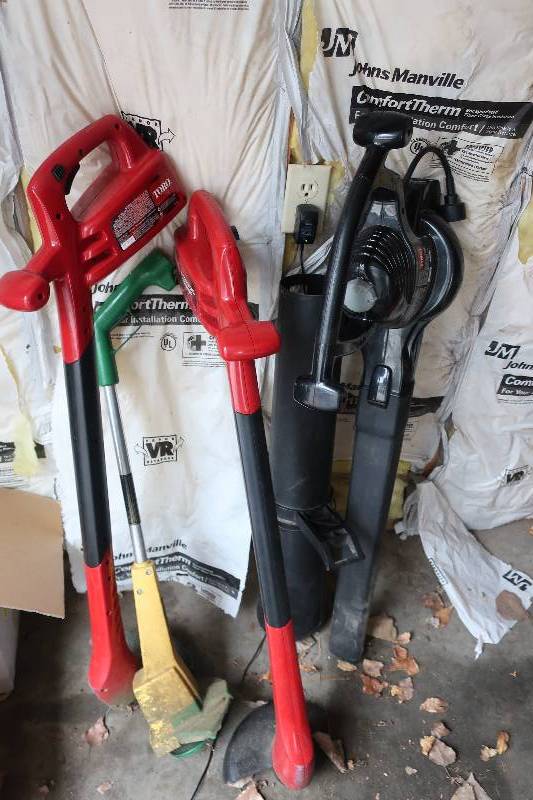 lot 102 image: Weedwackers  and leaf blower