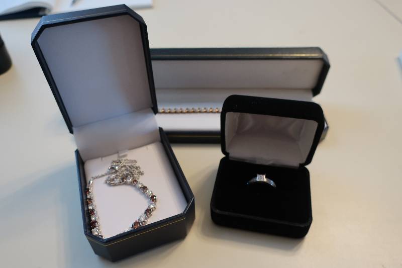 lot 124 image: Jewelry lot