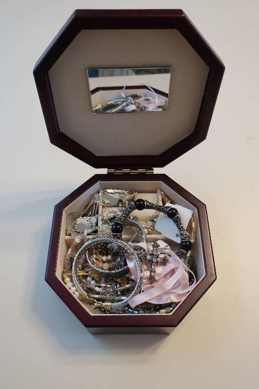 lot 123 image: Jewelry box and jewelry