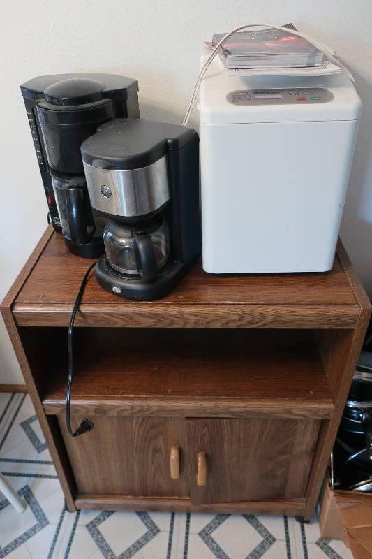 lot 138 image: Kitchen stand and appliances