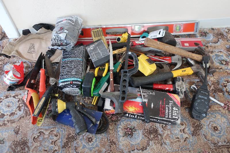 lot 154 image: Box of tools