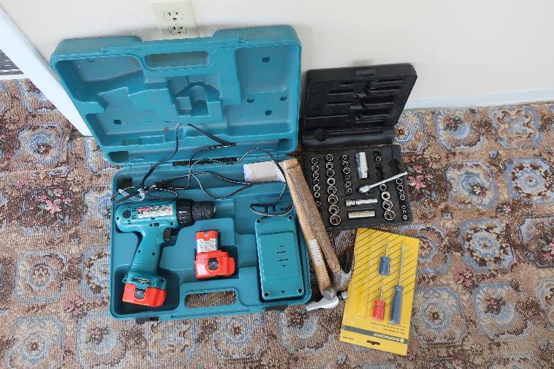 lot 152 image: Makita drill and misc tools
