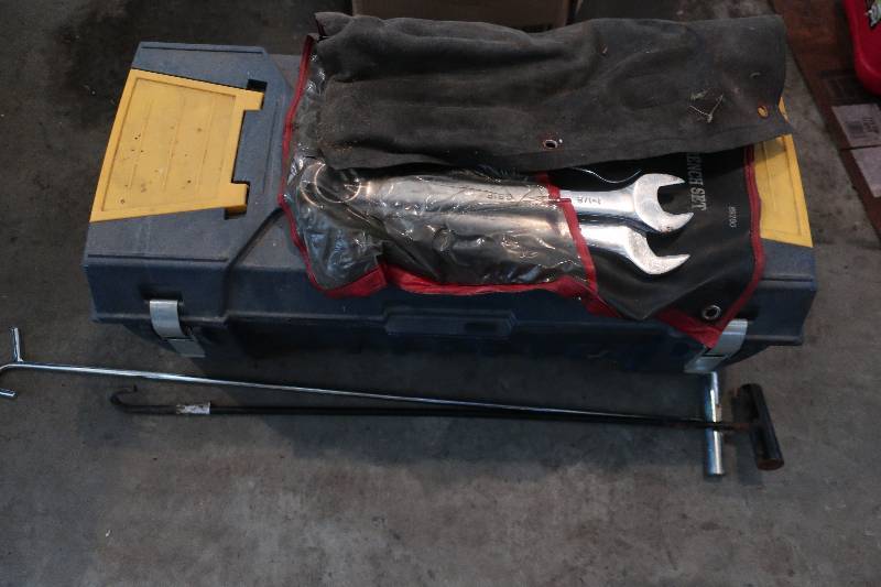 lot 175 image: Irwin toolbox and wrench set