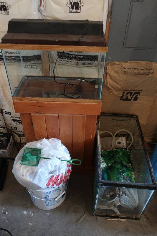 lot 177 image: Fish tank lot