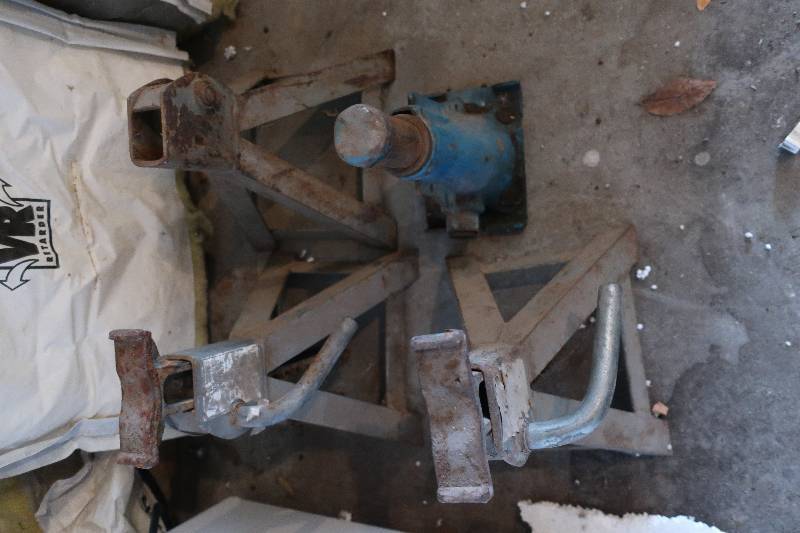 lot 179 image: Jack stands and jack