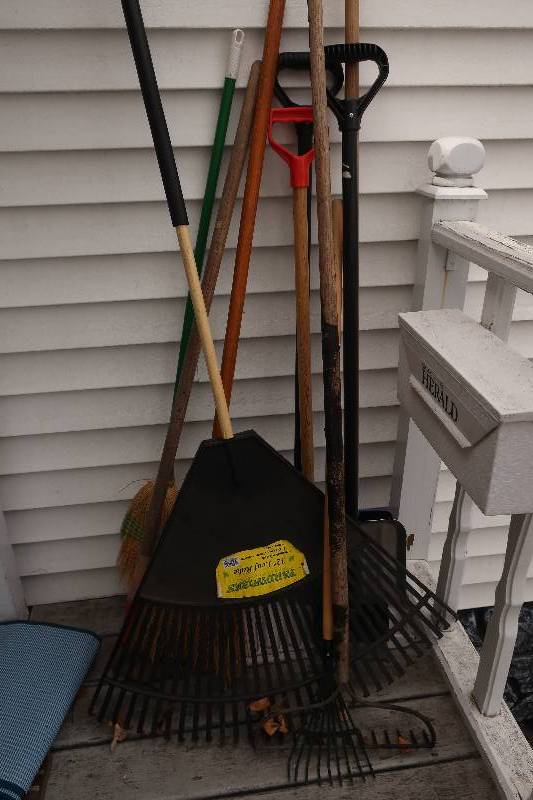lot 194 image: Miscellaneous yard tools