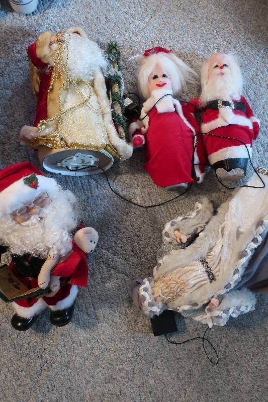 lot 197 image: Santa Claus lot