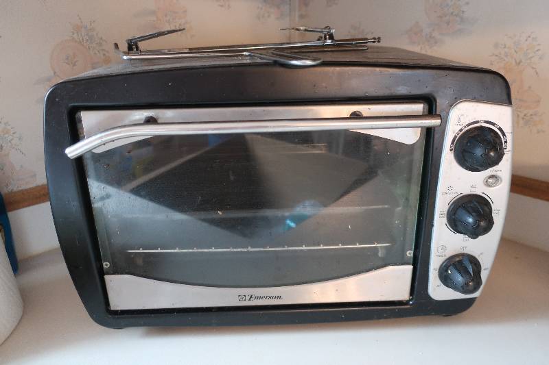 lot 202 image: Emerson toaster oven