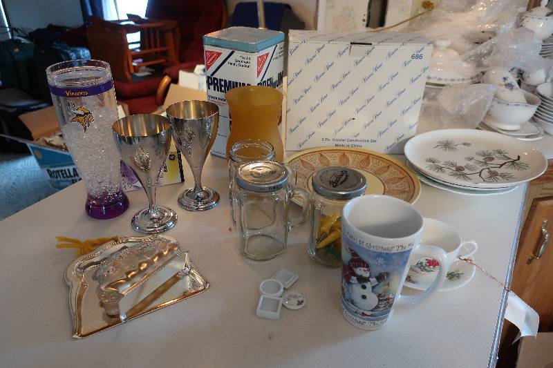 lot 204 image: Countertop contents
