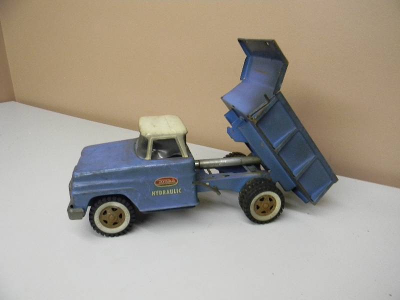 lot 2 image: Vintage 1960s Tonka Hydraulic Dump Truck Light Blue - SEE PICTURES