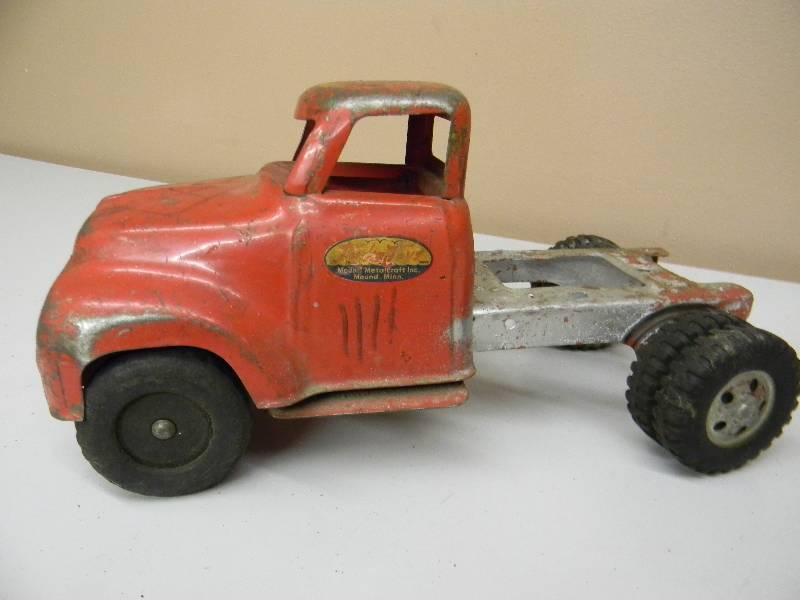 lot 8 image: Vintage Tonka Truck, 1950s RED, MOUND MN. - SEE PICTURES