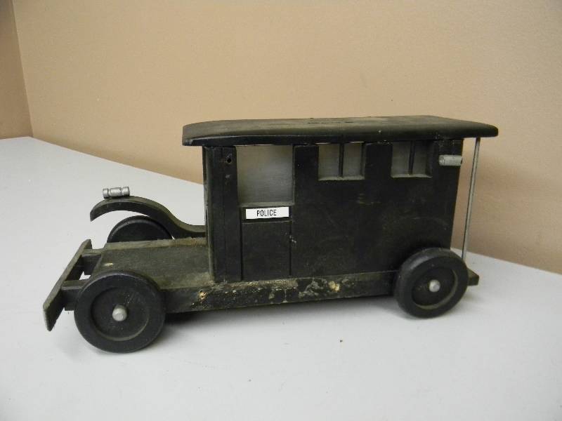 lot 17 image: VINTAGE HAND MADE FOLK ART WOOD POLICE PADDY WAGON - VERY COOL UNIQUE PIECE - SEE PICTURES