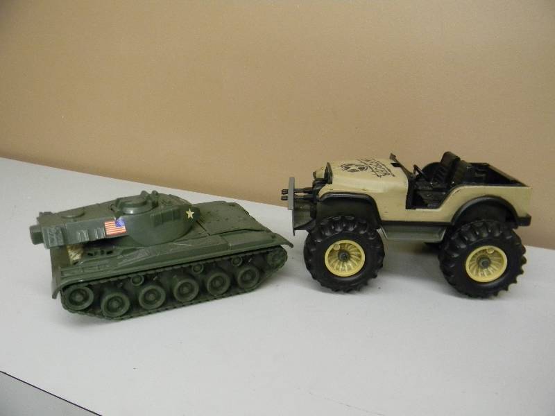 lot 21 image: VINTAGE PLASTIC MADE IN USA TANK WITH VINTAGE TONKA ENFORCER JEEP - SEE PICTURES