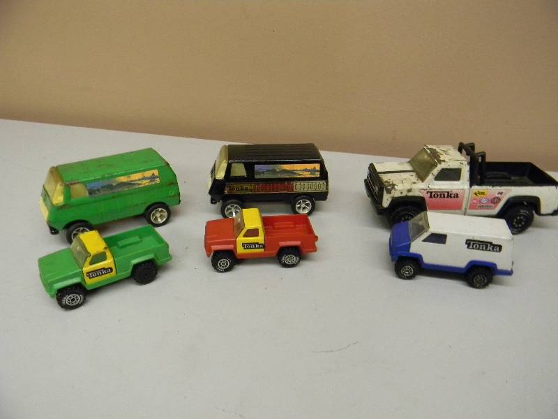 lot 31 image: VINTAGE TONKA VAN & PICK UP COLLECTION