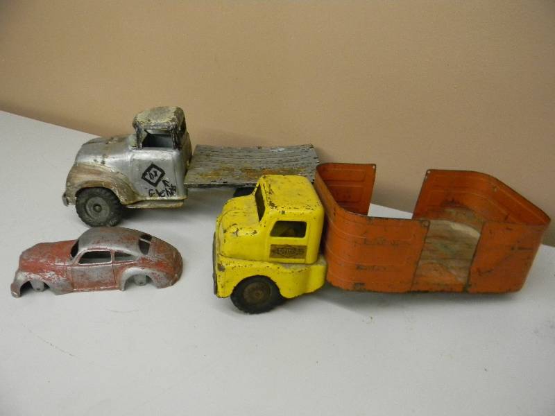 lot 32 image: VINTAGE - SLIK TOYS, TONKA & STRUCTO FOR REPAIR, PARTS OR JUST DISPLAY - SEE PICTURES