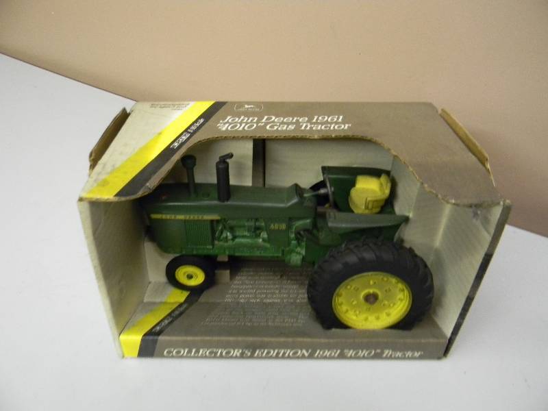 lot 34 image: ERTL JIHN DEER 1961 4010 GAS TRACTOR - 116 SCALE IN BOX - SEE PICTURES