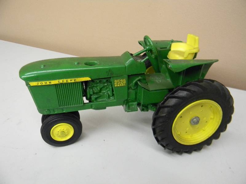 lot 39 image: JOHN DEERE CAST 116 2520 TRACTOR TOY - FARM PROGRESS SHOW 1994 - SEE PICTURES