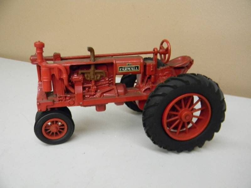 lot 40 image: ERTL McCORMICK-DEERING FARMALL F-20 TRACTOR - 116 SCALE - SEE PICTURES