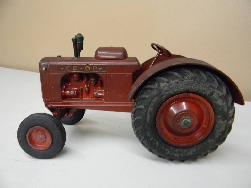 lot 41 image: VINTAGE Co-Op L-P-Tractor - 116 SCALE - SEE PICTURES