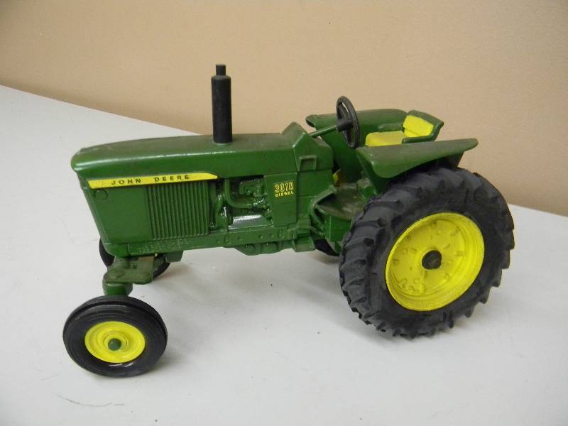 lot 42 image: ERTL JOHN DEERE 3010 DIESEL TRACTOR - 116 SCALE  - SEE PICTURES