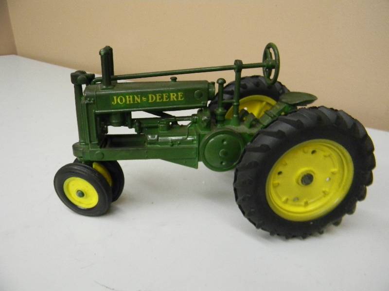 lot 43 image: ERTL JOHN DEERE MODEL A TRACTOR - 116 SCALE  - SEE PICTURES