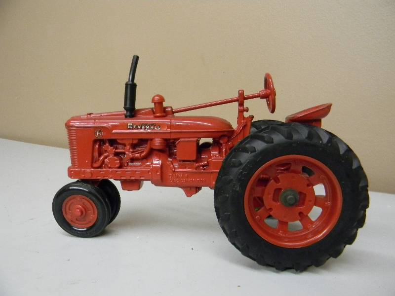lot 45 image: ERTL McCORMICK FARMALL H TRACTOR - 116 SCALE - SEE PICTURES