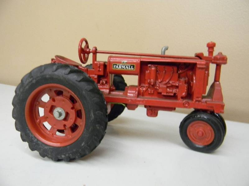 lot 46 image: ERTL McCORMICK-DEERING F-20 TRACTOR - 116 SCALE - SEE PICTURES