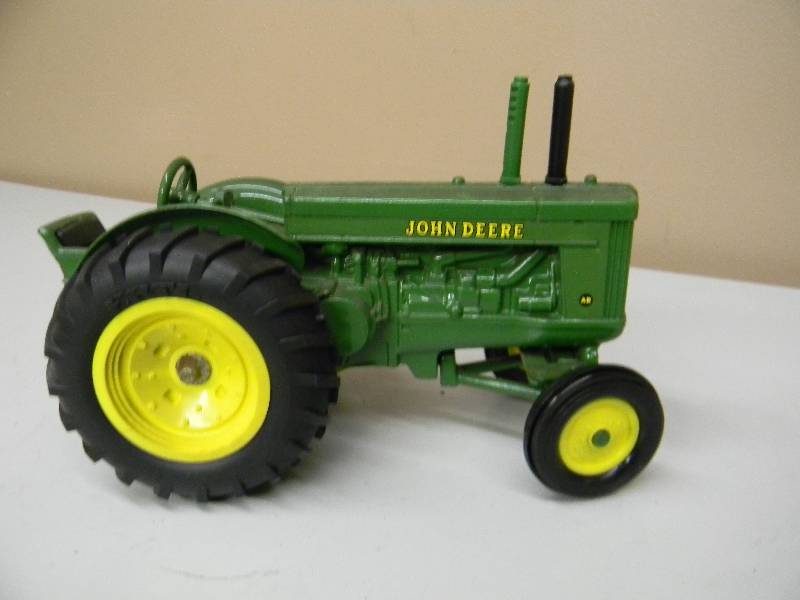 lot 48 image: ERTL JOHN DEERE AR TRACTOR VINTAGE Collector 1993 DIE CAST - AR 1949 TRACTOR 116 SCALE - SEE PICTURES
