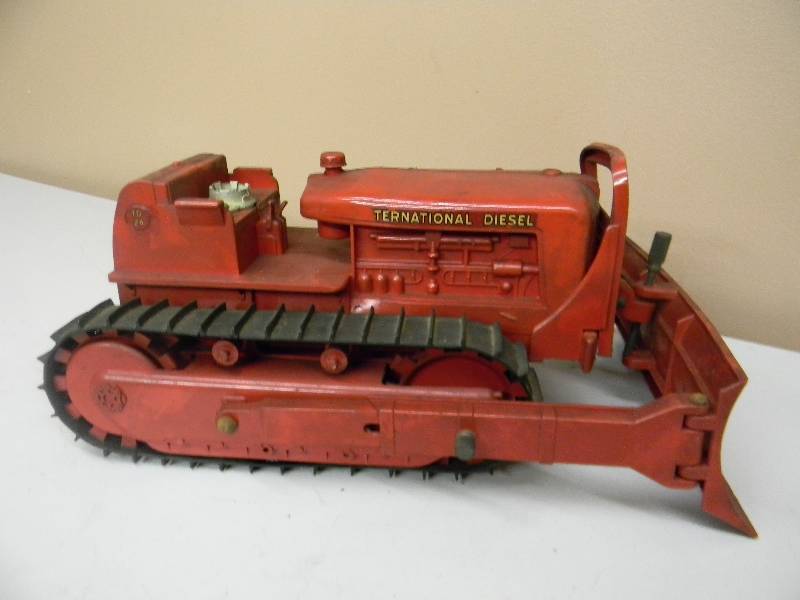 lot 49 image: Product Miniature Co. - International Diesel TD 24 Crawler Plastic tractor - SEE PICTURES
