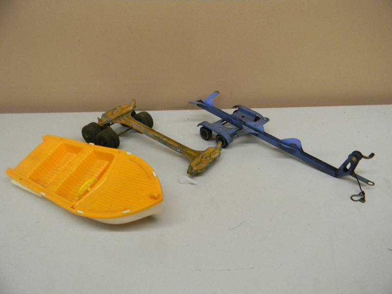 lot 55 image: VINTAGE BOAT & TRAILERS - Hubley Kiddie plus rear double axle trailer - VINTAGE PLASTIC BOAT WITH VINTAGE METAL BOAT TRAILER - SEE PICTURES