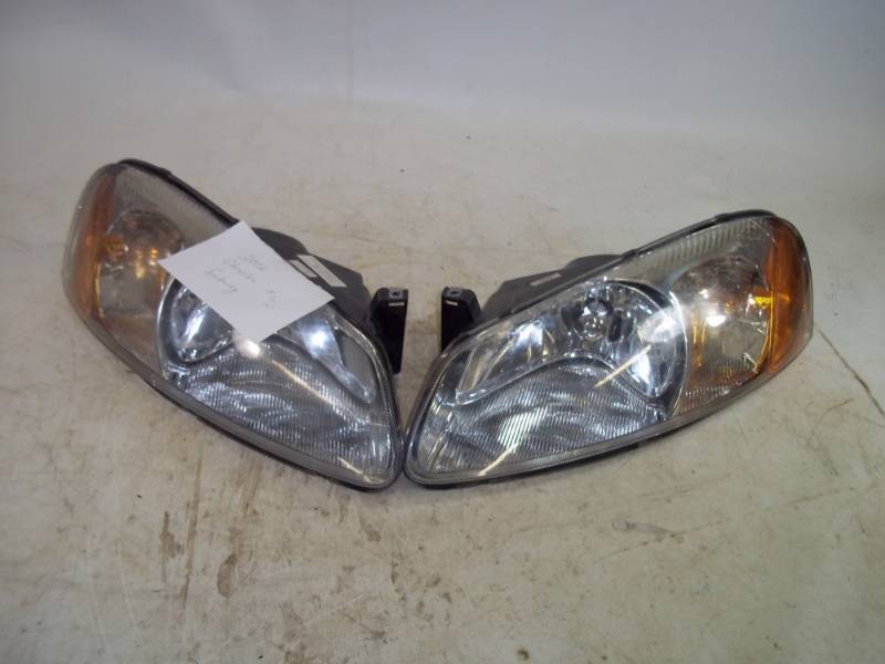 lot 32 image: Chrysler Sebring 2002 headlights