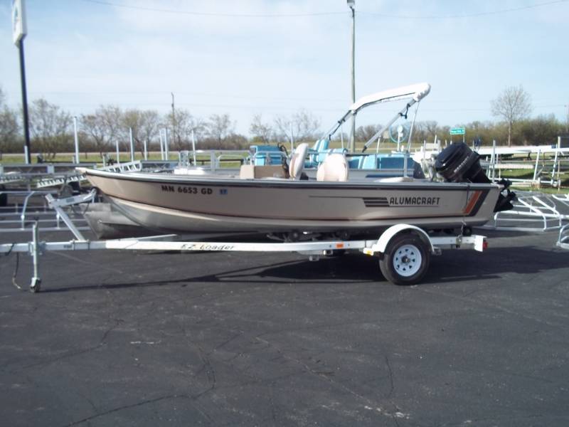 lot 9 image: 1986 Alumacraft Clasic Deluxe Boat with 50 HP Motor