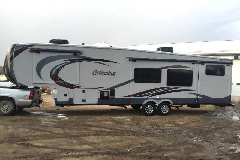 lot 3 image: 2013 Columbus Palomino 41ft Fifth Wheel Trailer