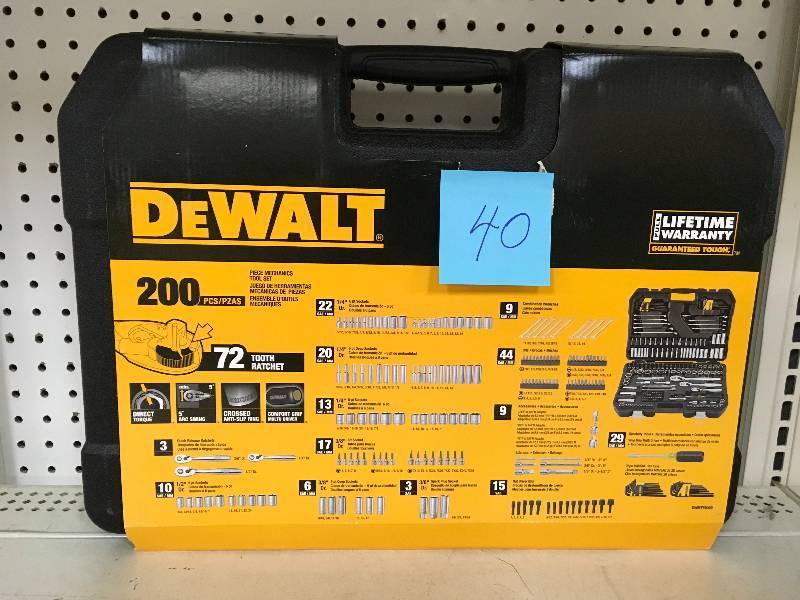 Dewalt 14 in. x 38 in. Drive Polished Chrome Mechanics Tool Set (200-Piece) not used
