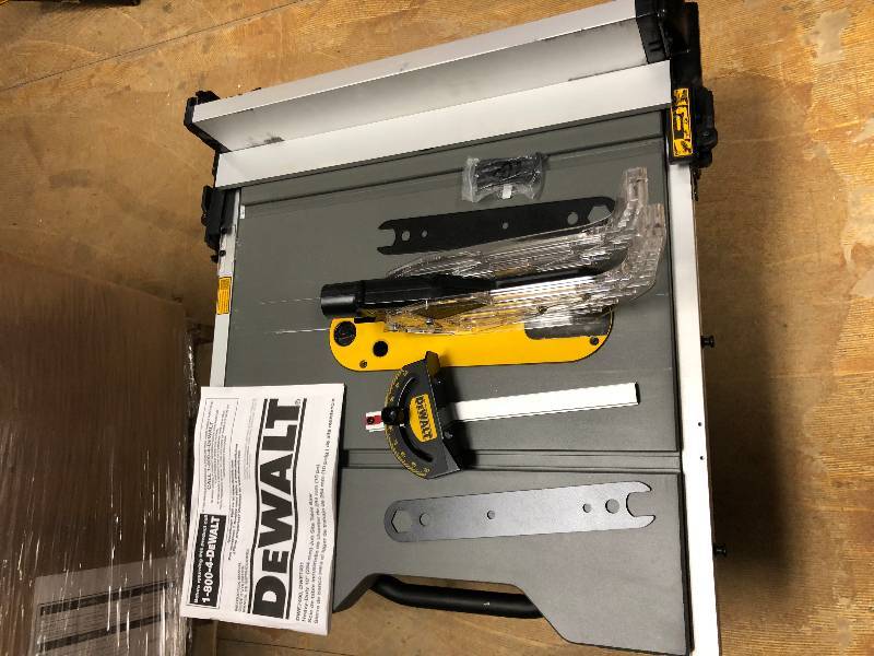 DEWALT 15-Amp Corded 10 in. Job Site Table  in like new working conditions modell  DWE7491