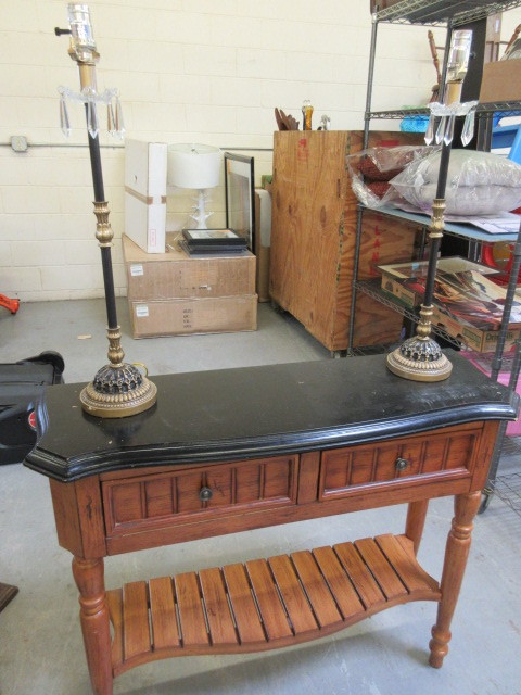 lot 521 image: WOODEN SOFA TABLE AND LAMPS