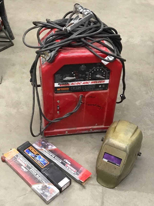 lot 4 image: Lincoln 225Amp ACDC Arc Welder Wit...
