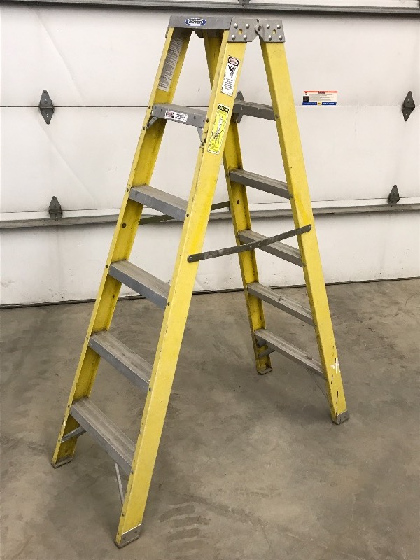lot 6 image: Werner 6ft Fiberglass Step Ladder, ...