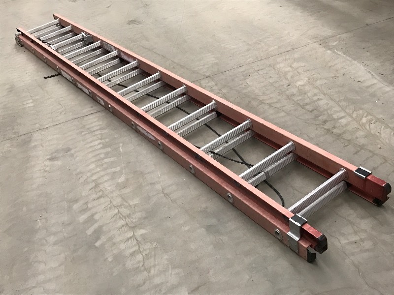 lot 7 image: Werner 24ft 300# Fiberglass Extensi...
