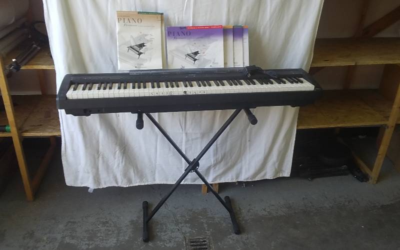 lot 6 image: Yamaha Digital Piano P-95 With Jam Stand & Music Books
