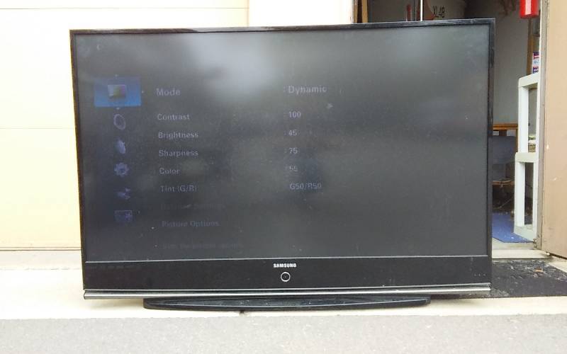 lot 24 image: Samsung Flat Screen 61 Inch TV Model HC61A750 A1 FXZA Turns On Has Fuzzy Picture