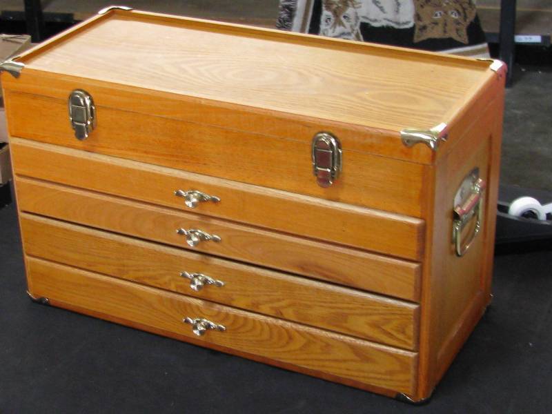 lot 17 image: Oak Machinists Chest