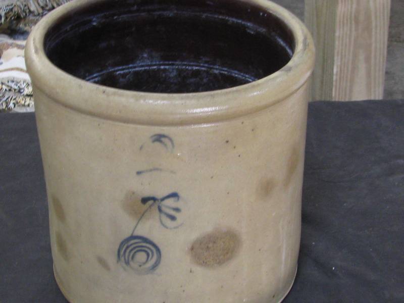 lot 19 image: Red Wing 2gl Salt Glaze Crock