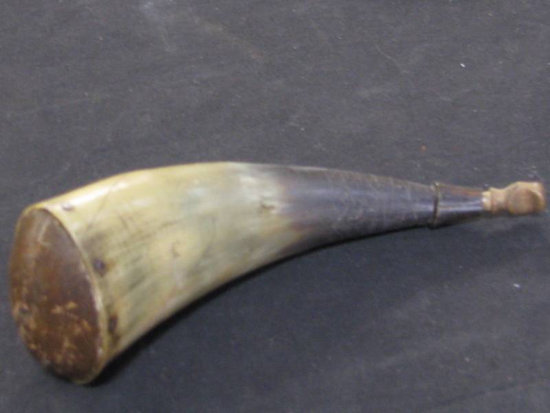 lot 40 image: 1800s Powder Horn