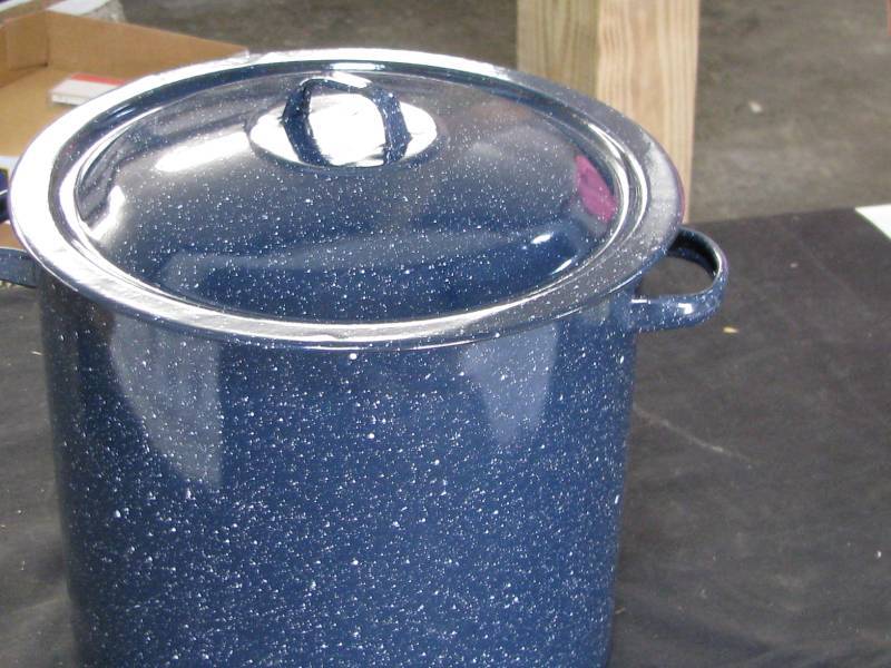 lot 57 image: Enamelware Stock Pot wLid