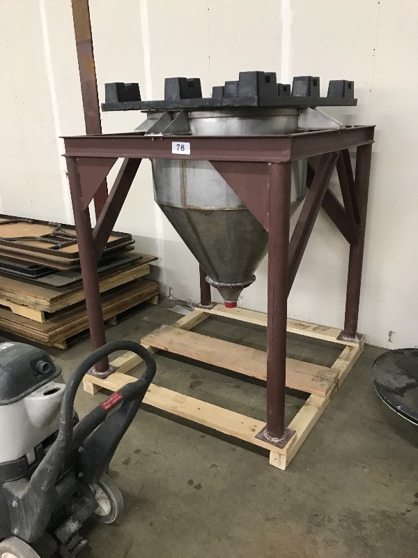 FEEDER FUNNEL AND FRAME
