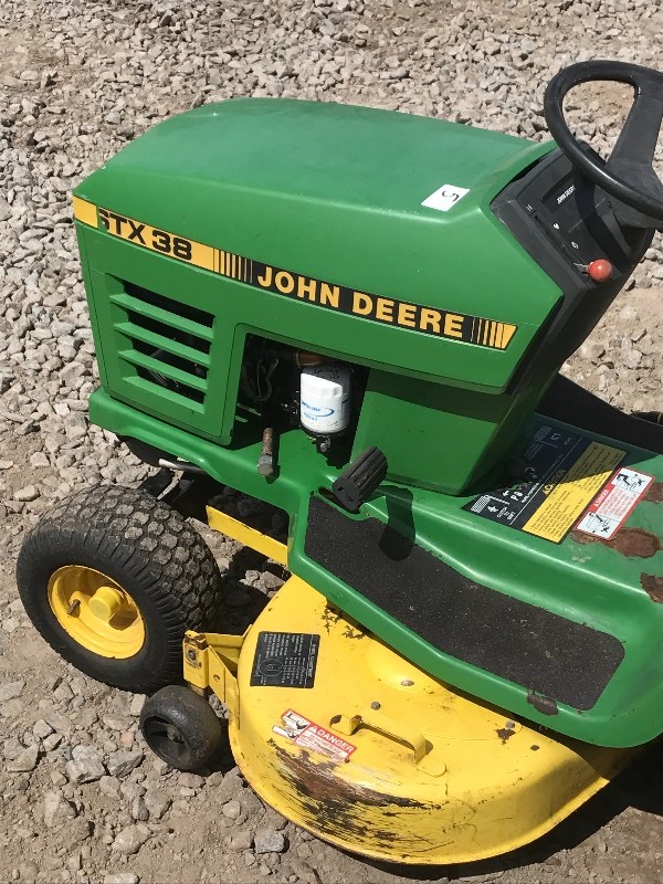 lot 5 image: John Deere STX38 Lawn Tractor, Kohl...