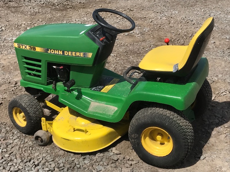 lot 6 image: John Deere STX38 Lawn Tractor, Kohl...